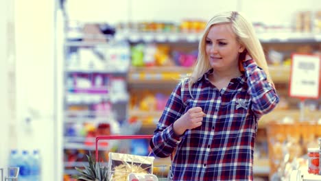 Frau-zu-Fuß,-auf-der-Suche-und-Warenkorb-Produktauswahl-im-Supermarkt