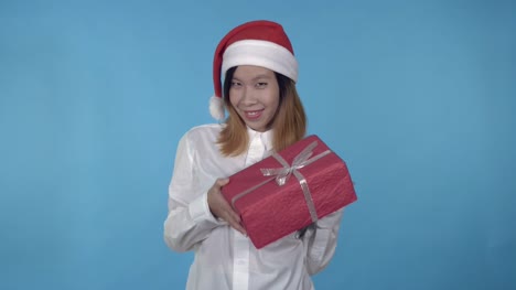 schöne-koreanische-weibliche-Weihnachtszeit-mit-Geschenk