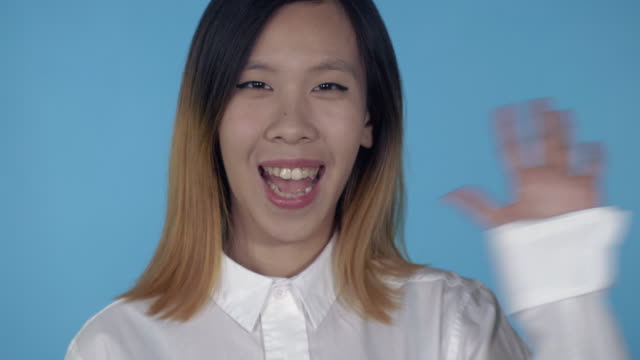 Hola-de-gesto-Coreano-Mostrar-mujer-feliz