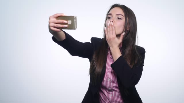 Mädchen-tun-selbst-Telefon-auf-weißem-Hintergrund