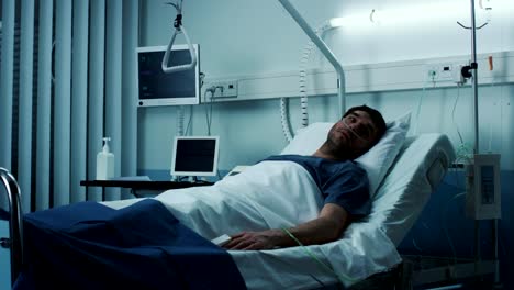 Unheilbar-Kranke-männliche-Patienten-liegt-auf-ein-Bad-im-Krankenhaus.-Melancholie-und-erschöpften-Patienten-in-der-Palliativen-Pflege-Ward.