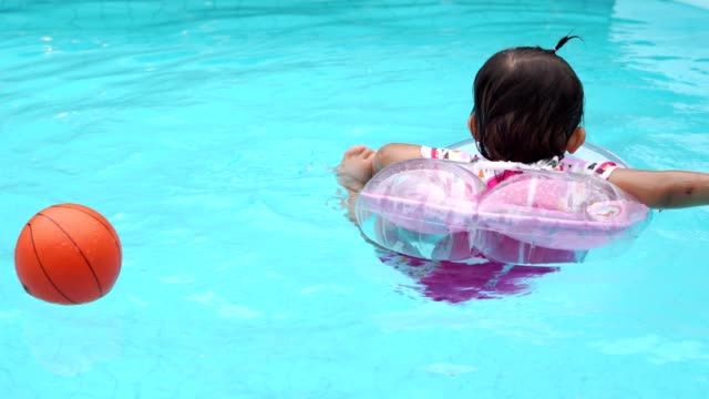 Bebé-lindo-Asia-ocho-meses-jugando-piscina.