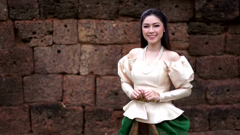 glücklich-schöne-Frau-in-Thai-traditionelle-Kleidung