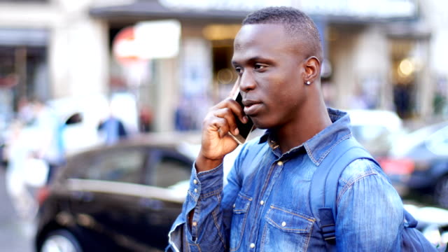 Portrait-des-afrikanischen-Schwarzen-Mann-sprechen-per-Telefon-in-der-Stadt