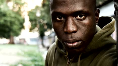 Ernst-stolz-jungen-afrikanischen-Mann-starrte-auf-Kamera