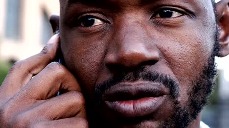 Schwarze-afrikanische-junger-Mann-am-Telefon-sprechen