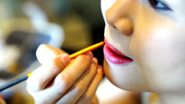 Mujer-del-primer-plano-es-maquillaje,-aplicar-lápiz-labial-en-su-boca.