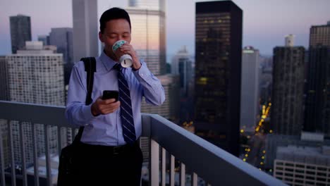Porträt-des-asiatisch-amerikanische-Geschäftsmann-mittels-mobiler-Technologie
