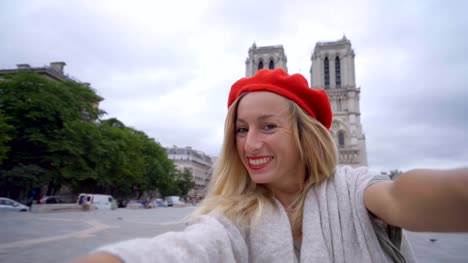 4K-junge-Frau-unter-Selfie-in-Paris-Stadt-Notre-Dame-mit-Handy