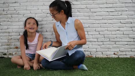 Mother-and-daughter-read-funny-stories.