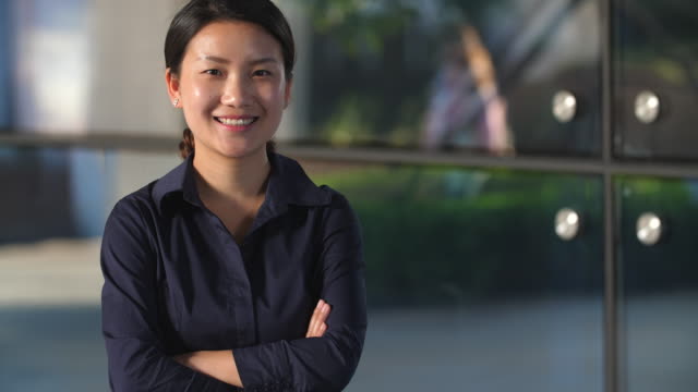 Porträt-der-glückliche-junge-Asiatin-Lächeln-in-die-Kamera-in-Zeitlupe,-4k