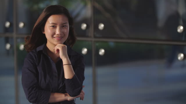 Retrato-de-feliz-joven-mujer-asiática-sonrisa-a-cámara-lenta,-4k