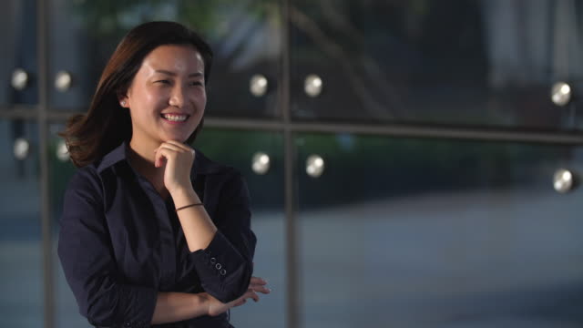 Porträt-der-glückliche-junge-Asiatin-Lächeln-in-die-Kamera-in-Zeitlupe,-4k