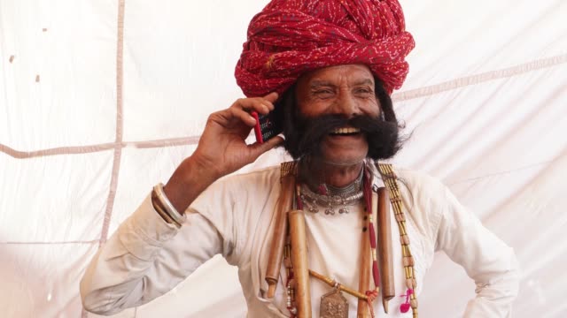 Hand-Held-Rajasthani-ältere-Mann-auf-einer-smart-Handy-mobile-Unterhaltung