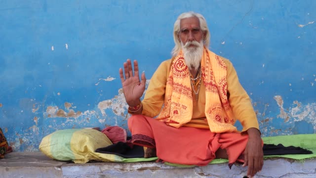 Sadhu-baba,-Indian-holy-man,-giving-blessings-with-his-right-hand-raised-in-Pushkar,-Rajasthan