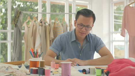 DS-MS-Porträt-von-asiatischen-männlichen-Mode-Designer,-Blick-in-die-Kamera