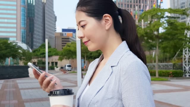 joven-empresaria-asiática-con-smartphone