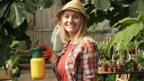 Mujer-que-trabaja-en-invernaderos-y-sonriendo-para-la-cámara