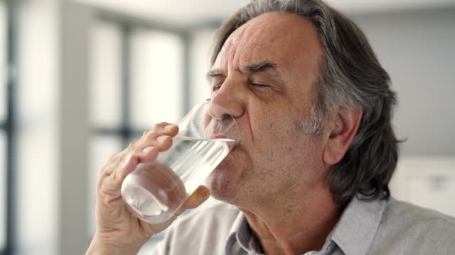 Alter-Mann-ein-Glas-Wasser-zu-trinken