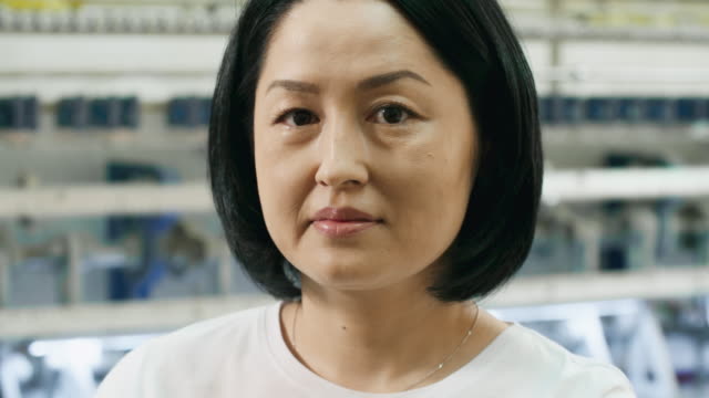 Mujer-asiática-posando-en-fábrica-textil
