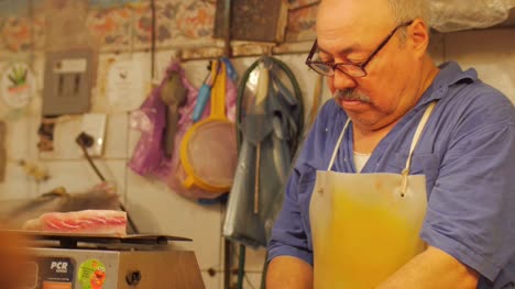 Un-hombre-hispano-con-un-bigote-en-un-mercado-de-pescado-en-México