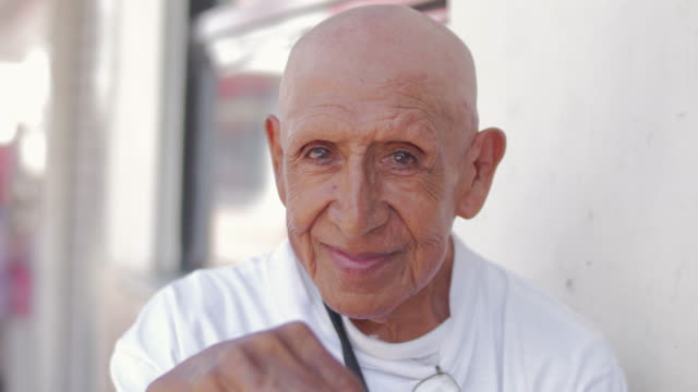Un-anciano-Calvo-hispano-sonríe-a-la-cámara-en-la-calle-de-México