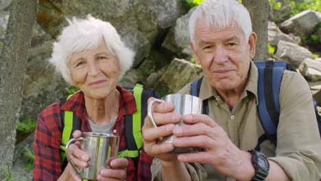 Turistas-seniors-tomando-té-en-el-bosque