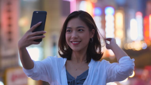 Hübsche-junge-Frau-mit-Telefon-nehmen-selfie