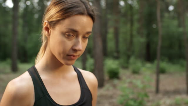 Frau,-Lächeln-für-die-Kamera-im-Wald