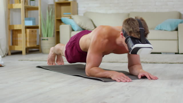 Mann-in-VR-Brille-praktizierender-Plank
