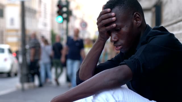 Porträt-von-nachdenklich-verzweifelt-einsame-junge-afrikanische-Mann-auf-der-Straße.-Probleme,-Gedanken