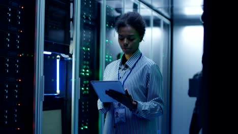 Smiling-ethnic-woman-in-data-center