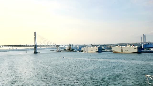 Breite-Schuss-der-beschäftigt-Yokohama-Japan-Brücke,-Führer-Boot,-Hafengebiet