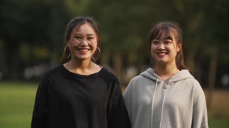Porträt-von-zwei-asiatischen-College-Mädchen-Lächeln