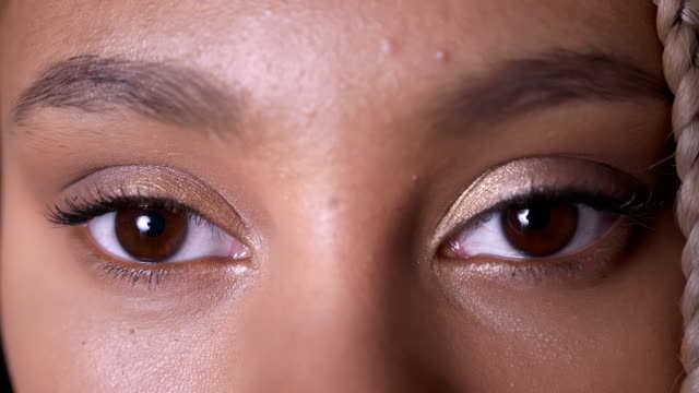 Ojos-marrones-de-una-niña-africana-con-rastas