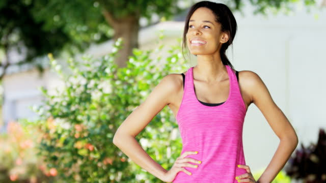 Porträt-junge-afroamerikanische-Frau-Fitness-Routine-zu-tun