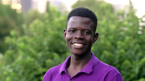 atractivo-joven-africano-negro-en-el-Parque-sonriendo-a-cámara