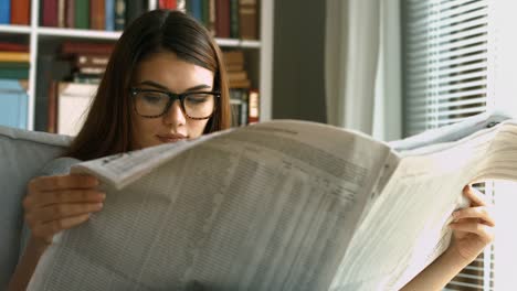 Mujer-joven-leyendo-periódico