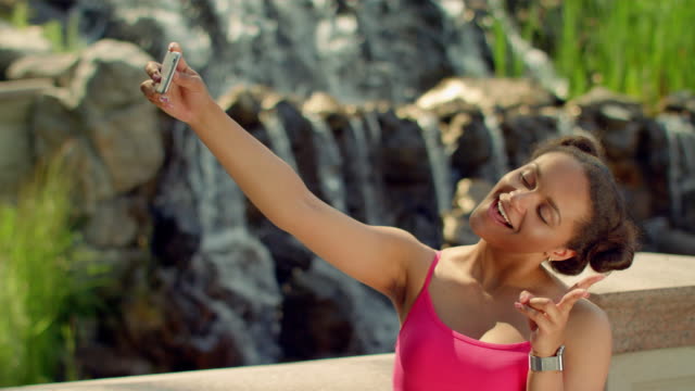 Selfie-chica.-Selfie-de-mujer-al-aire-libre.-Chica-tomando-selfie-en-el-parque.-Mujer-Selfie