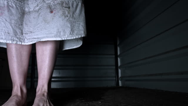 4-k-Horror-Aufnahme-einer-schmutzigen-Zombie-Frau-Blick-in-die-Kamera