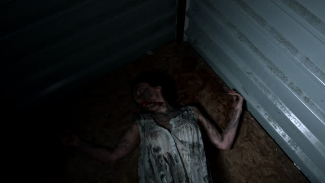 4-k-Horror-Aufnahme-einer-schmutzigen-Zombie-Frau-Blick-in-die-Kamera