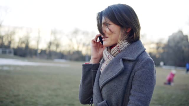 Business-Frau-gehen-und-sprechen-am-Telefon