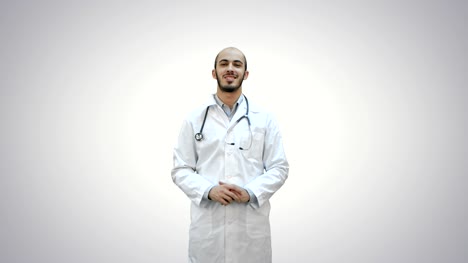 Lächelnde-Ärztin-im-Gespräch-mit-der-Kamera-auf-weißem-Hintergrund