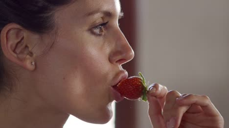 Glückliche-Frau-essen-Erdbeere,-Nahaufnahme,-auf-R3D-geschossen