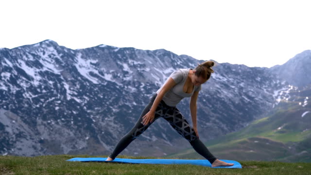 mujer-practicando-yoga-en-el-exterior