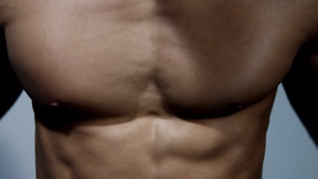 close-up homem musculoso é exercício no ginásio de fitness 5083899 Foto de  stock no Vecteezy