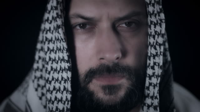 4-k-arabischen-Mann-Porträt-mit-Taschentuch