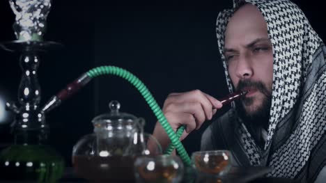 4-k-hombre-árabe-fumar-cachimba-de-agua-del-tubo-de