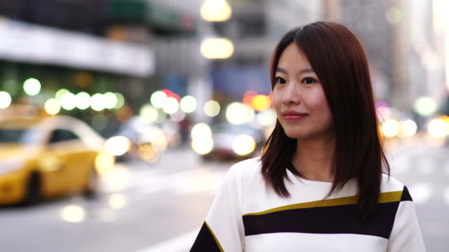 Schöne-asiatische-Frauen-in-hübsche-Kleider-stehen-in-einer-städtischen-Umgebung.-Stadt-Leben-Hintergrund.
