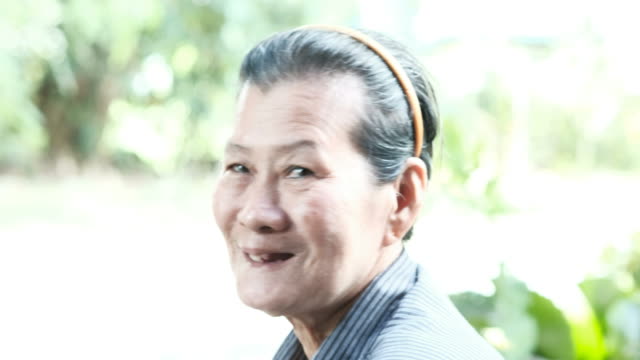 ehemaliger-senior-Asiatin-Lachen-Lächeln-glücklich-sein.